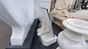 Подставка для стекла фигурная из мрамора